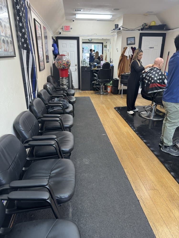 Shop atmosphere at Fresh Cuts NY